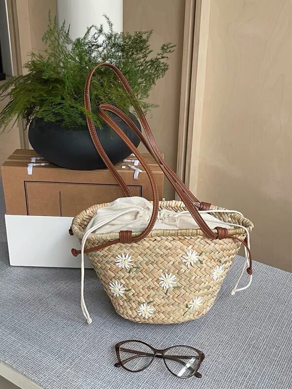 Rattan Woven Bag for Women, French Country Style, Casual and Versatile Bucket Bag, Chrysanthemum Embroidery, Single Shoulder Basket Bag Rattan Woven Bag for Women, French Country Style, Casual and Versatile Bucket Bag, Chrysanthemum Embroidery, Single Shoulder Basket Bag