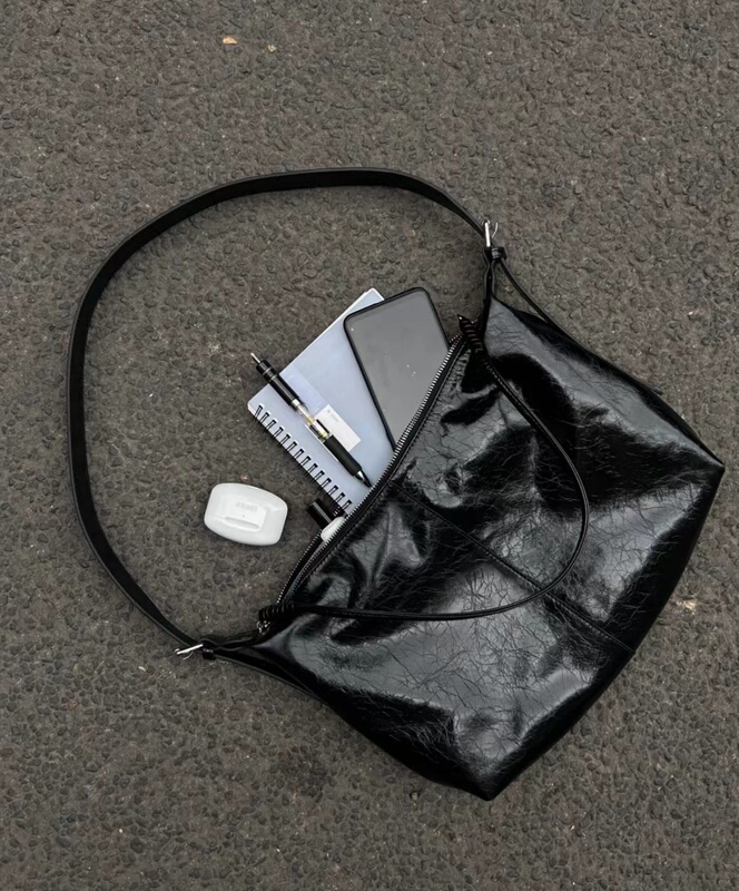 Simple Soft Leather High-End Large-Capacity Black Unisex Versatile Oil-Waxed Leather Niche Design Single-Shoulder Crossbody Bag