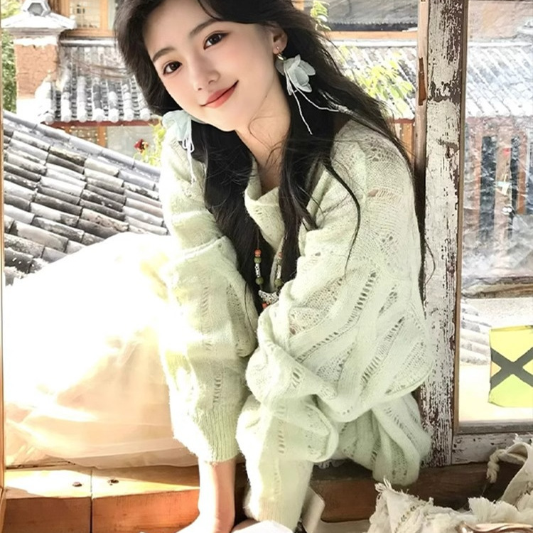 Korean-Style Atmospheric Green Hollow-Out Knit Sweater for Women, 2026 Spring, Super Pretty, Unique and Stunning Top
