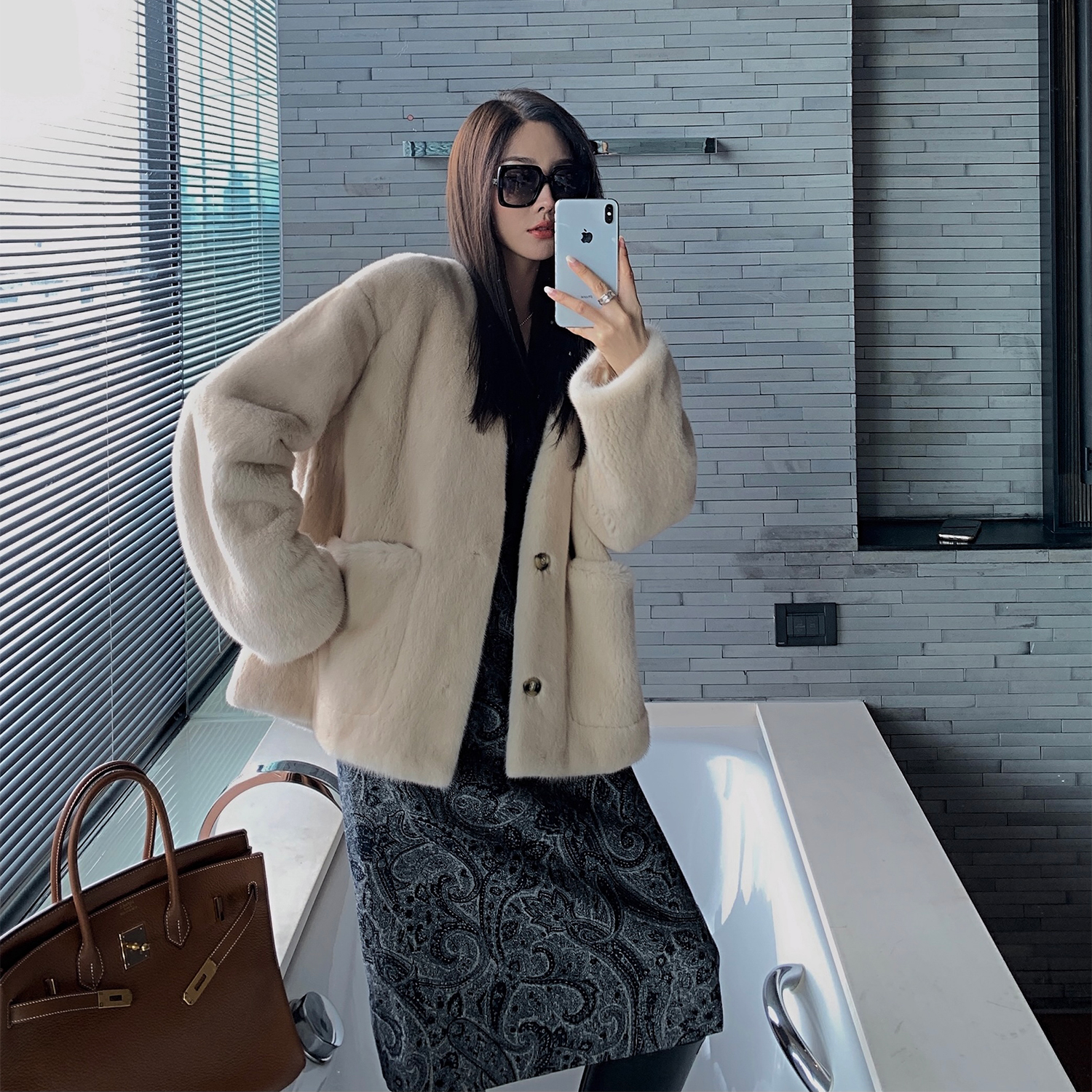 Pay Wise Nwan Young Imported Mink Leather Big Coat Woman Whole Mink Mink Short V collar Brief about whole mink fur coat