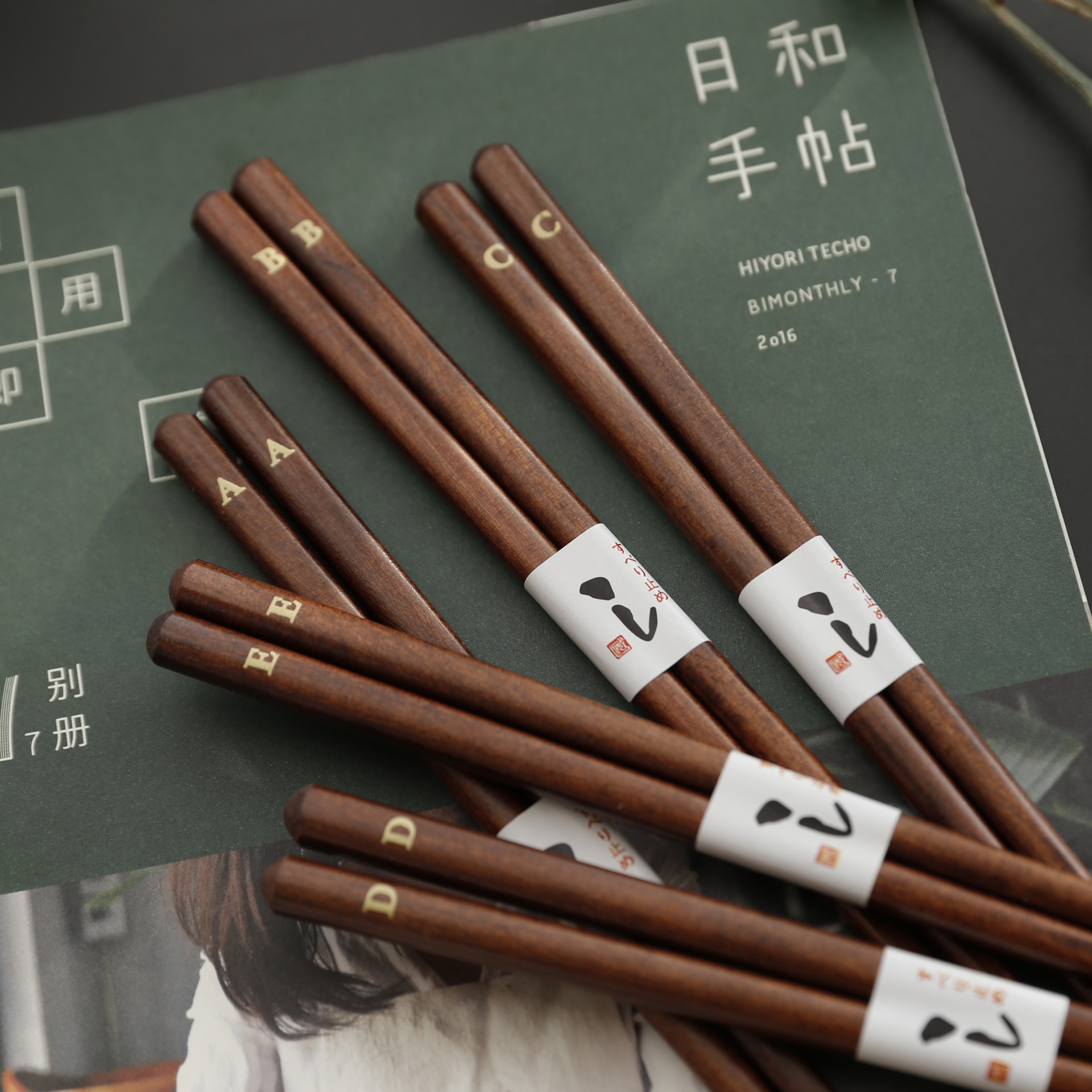 Japan-style chopsticks Home mildew-proof and moisture-proof with letter One-one-chopstick solid wood Fast son healthy and environmentally friendly chopstick pointed anti-slip