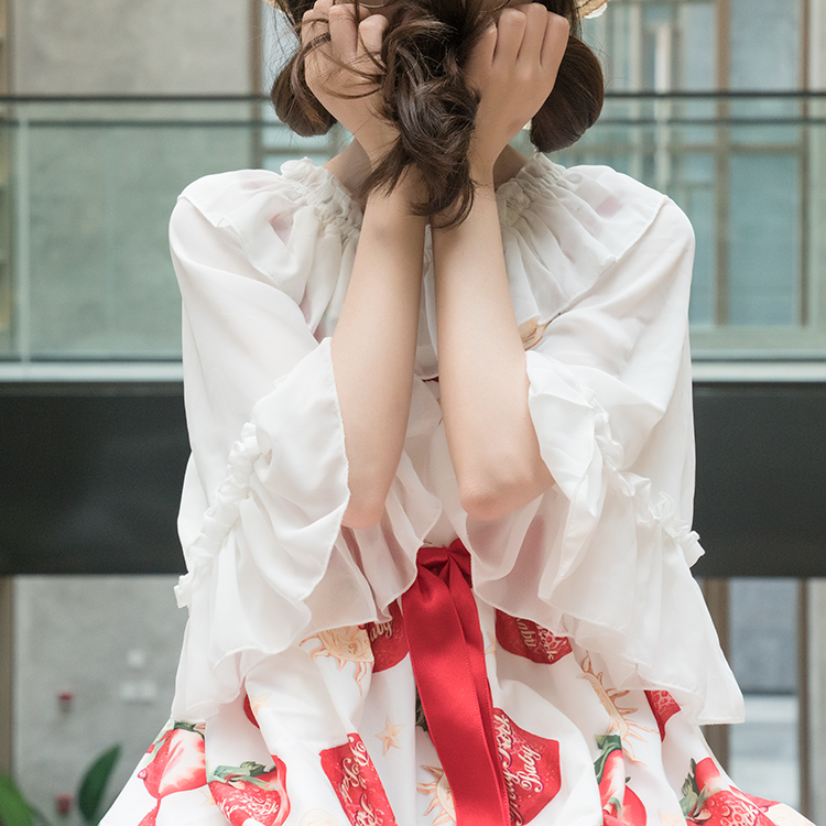Nước sốt trái cây cửa hàng chiffon lolita bên trong quây vai cổ áo gỗ tai lỏng quan điểm ánh sáng trumpet tay áo áo sơ mi voan