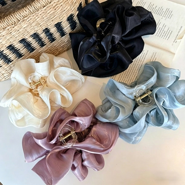 ໃໝ່ 2026 bud shark clip cream pleated face-showing small versatile hair accessory full back of the head grabber hair accessory
