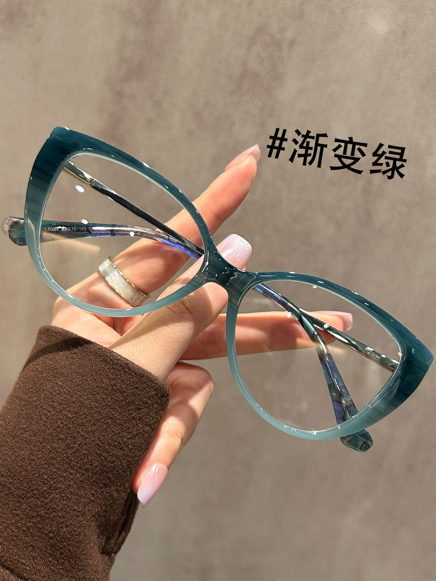 Gradient Brown Cat-Eye Glasses for Nearsighted Women, Can Be Customized with High-End Fashionable European and American Style Frames, Making the Face Look Slimmer