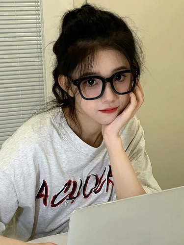 Черные бокалы женская миопия может быть сопоставлена ​​с цифровым артефактом красоты