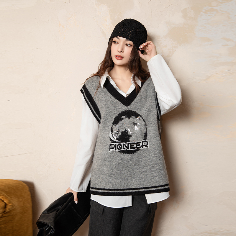 Lieer's "Planet Wool Vest" Mohair and Sheep Wool Blended Yarn Vest with Earth Pattern