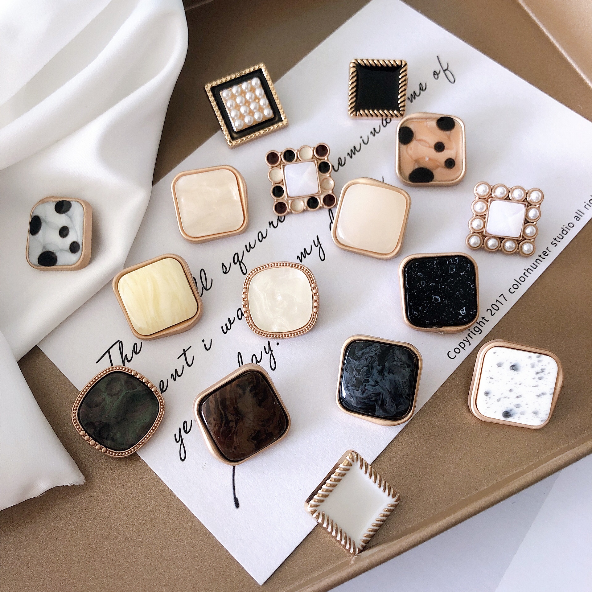 YOMOSTUDIO small fragrant name Yuanyuan metal button SQUARE PEARL IMITATION BAY Leather Jacket Sweater Clothed Sweater