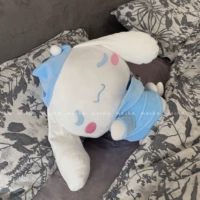 Лежа на маленькой белой собаке