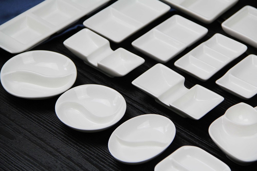 Hotel dining room Creative pure white ceramic dish Medog with sauce vinegar seasoning dish Hot pot seasoning small plate tableware