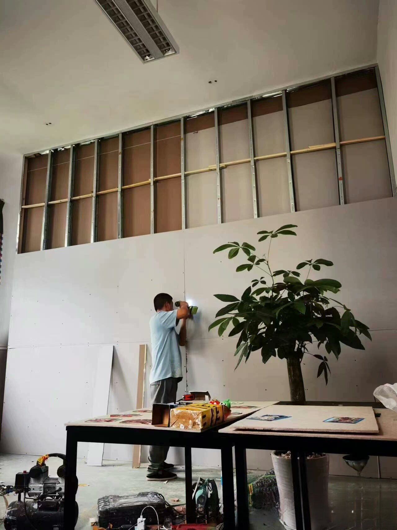 轻钢龙骨隔墙石膏板吊顶乳胶漆，旧房翻新改造装修如何选材更实用高效？