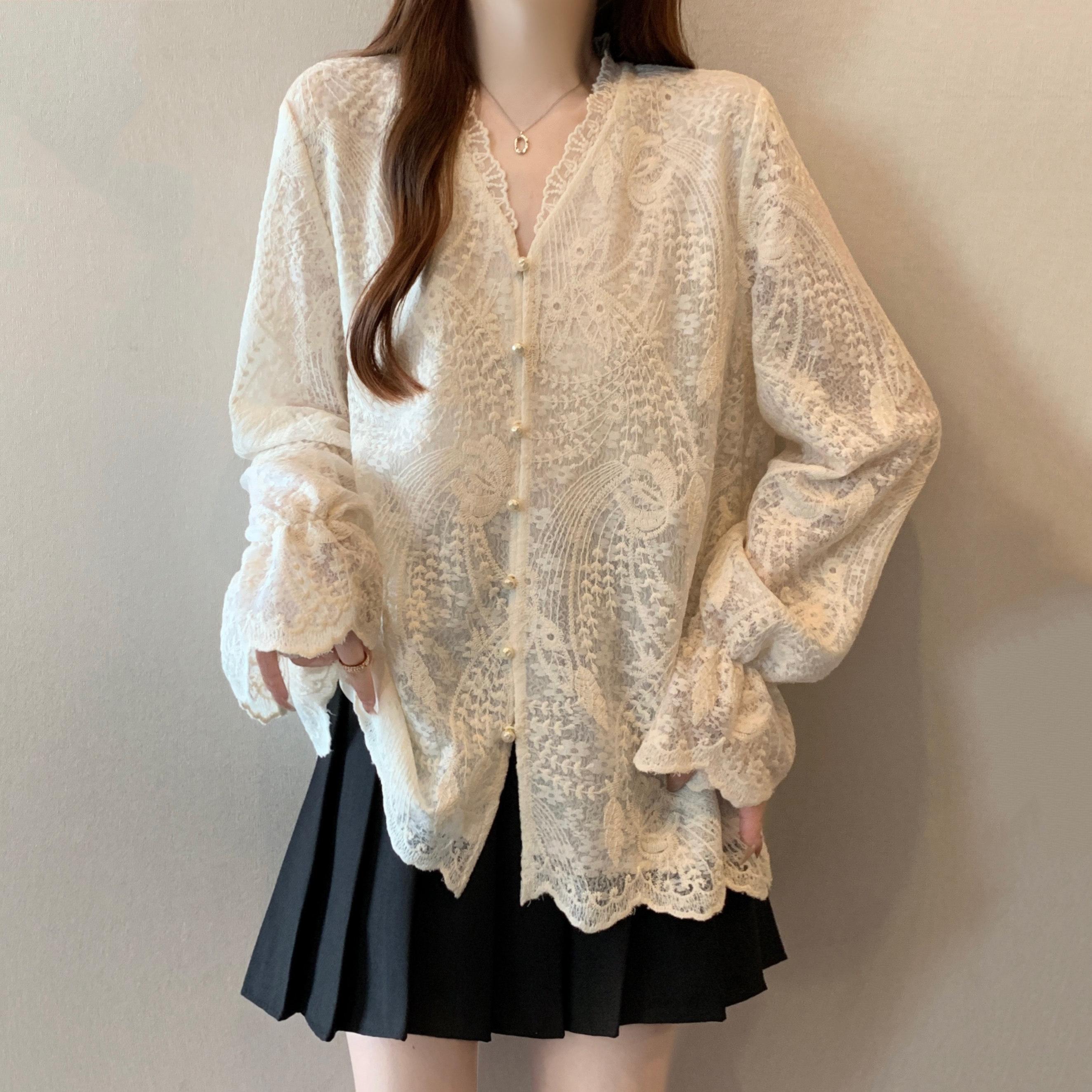 Высококачественная французская кружевная рубашка с V-образным вырезом и прямыми плечами, женская коллекция ранней осени 2025 года, толстая, красивая, маленькая рубашка с расклешенными рукавами.