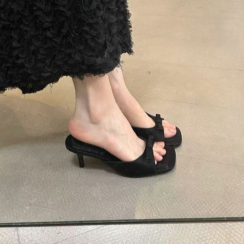 2025 Summer New Style Peep-Toe Black High-Heeled Slippers Square-Toe High-Heeled Sandals with a Single Strap Chunky Heel High-Heeled Shoes for Women for Outdoor Wear 2025 Summer New Style Peep-Toe Black High-Heeled Slippers Square-Toe High-Heeled Sandals with a Single Strap Chunky Heel High-Heeled Shoes for Women for Outdoor Wear