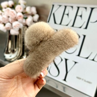 Светло-коричневый цвет, выполнен из натурального волоса норки.