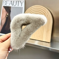 Светло-серый из натурального меха норки.