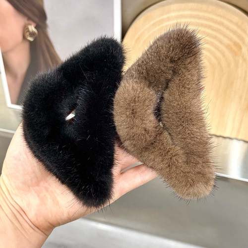 Большая задняя голова маомао Южной Кореи хватает плюш норка, волосы таблетки, кожу головы, трава, схватка на головном уборе девушки