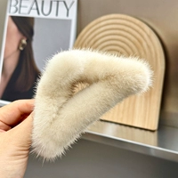 Изготовлен из волоса настоящей норки кремового цвета.