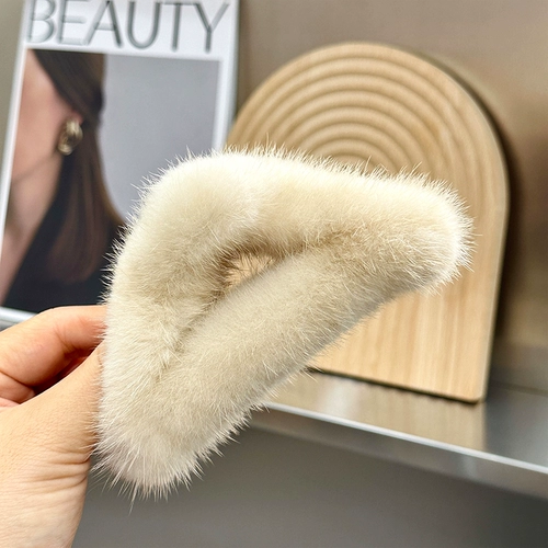 Большая задняя голова маомао Южной Кореи хватает плюш норка, волосы таблетки, кожу головы, трава, схватка на головном уборе девушки