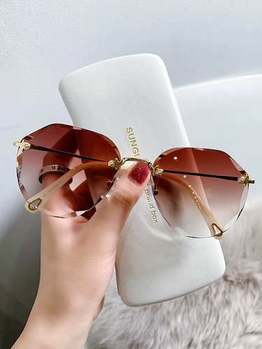 Модные солнцезащитные очки на солнечной энергии, 2025 года, городской стиль, популярно в интернете, защита от ультрафиолета, по фигуре