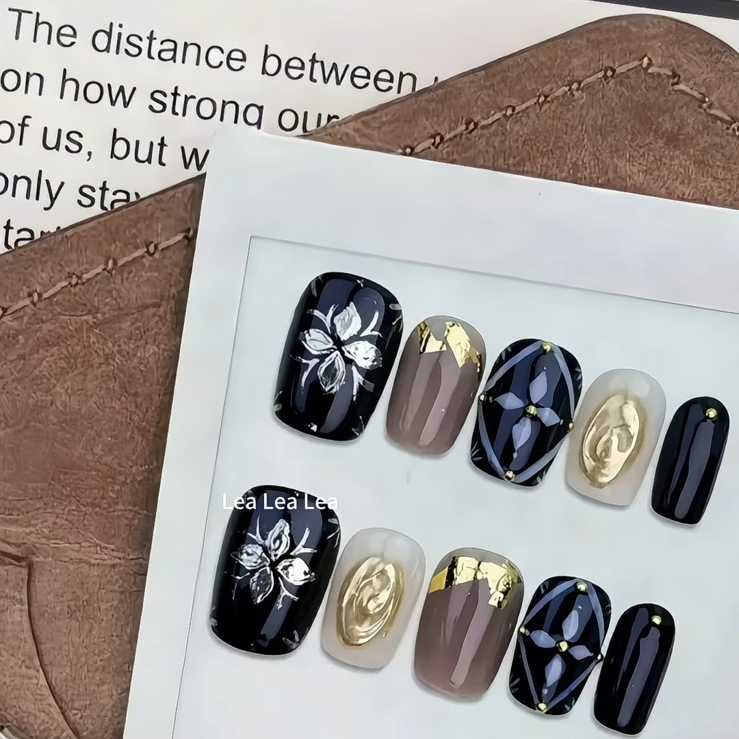 当指尖成为画布：轻奢复古风黑金艺术徽章甲的诗意表达_穿戴甲_淘宝美妆网, image size:1080x1080