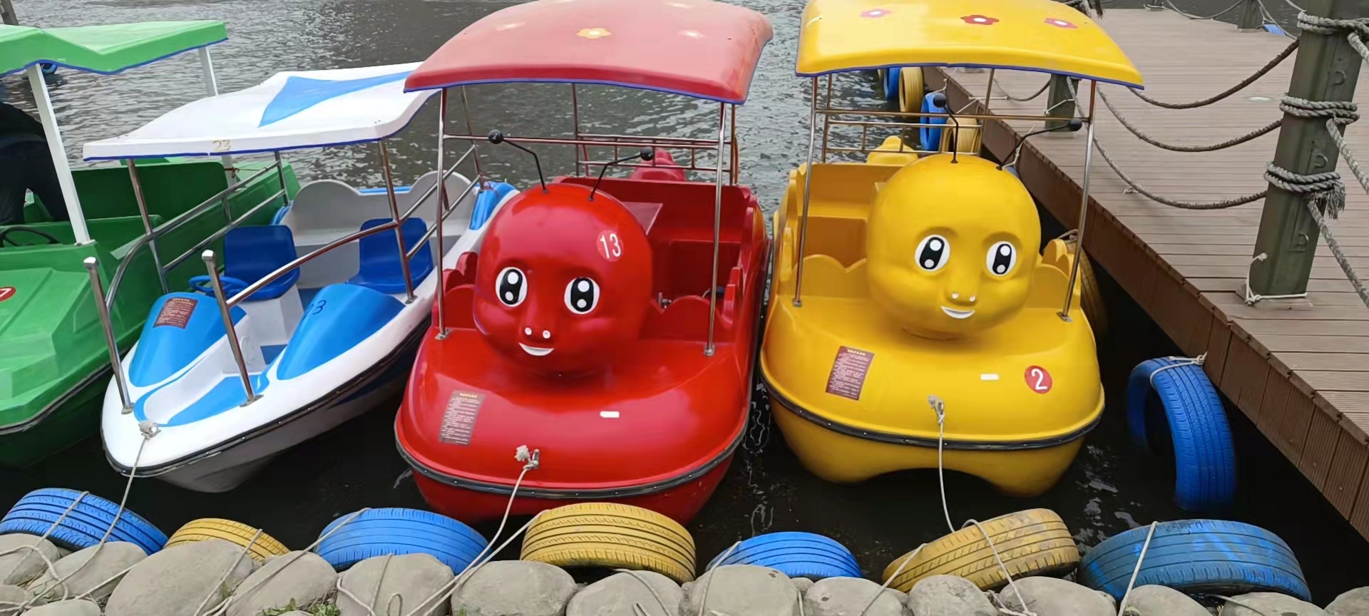 New caterpillar self-draining four-person pedal boat park scenic area water pleasure boat animal cartoon pedal