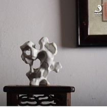 Pure handmade rockery small ornaments ceramic Taihu stone small mountain tea pet tea needle rest open film can raise big fish beauty Ware