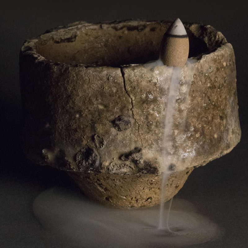 Flow incense stove turning back fragrant grain Home Indoor Incense of natural and saniturian sandalwood Fragrant Aromas of Flowing Clouds of fragrant Tuscan aromas