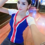 Трикотажный приталенный свитер с молнией, V-образный вырез