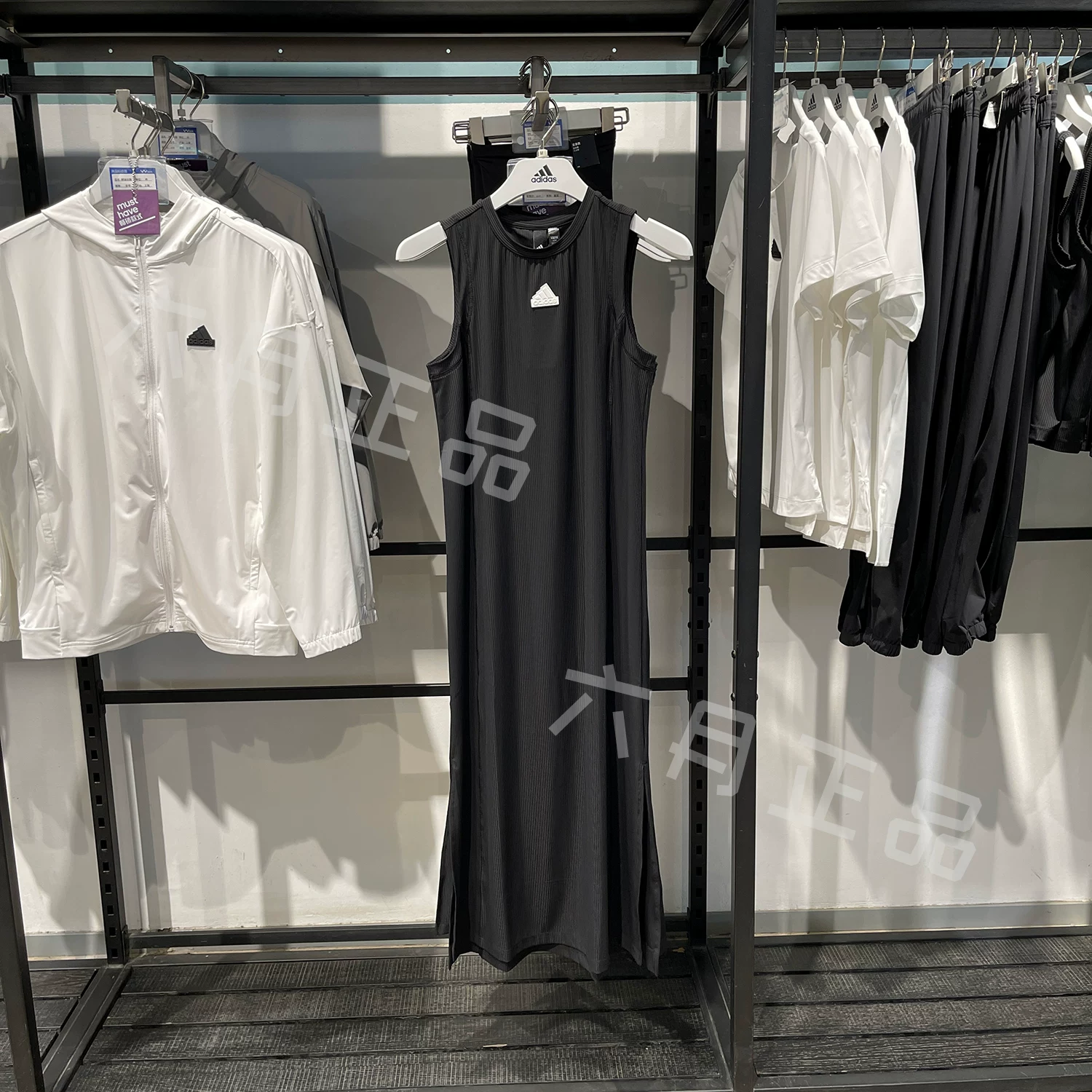 Adidas, спортивное длинное платье без рукавов с круглым воротом, облегающая юбка
