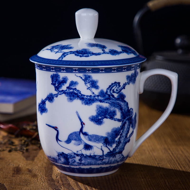 DE farce auspicious jingdezhen blue and white glazed pottery and porcelain cups with cover ceramic ipads China office gift cups in the mail