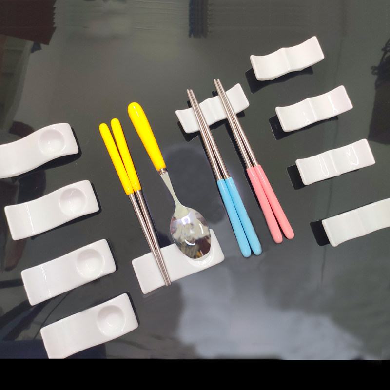 The shelf for putting chopsticks holds the soup spoon holds the ceramic chopstick holder holds the chopstick pillow dual-purpose rack holds the male chopstick holder chopstick pad