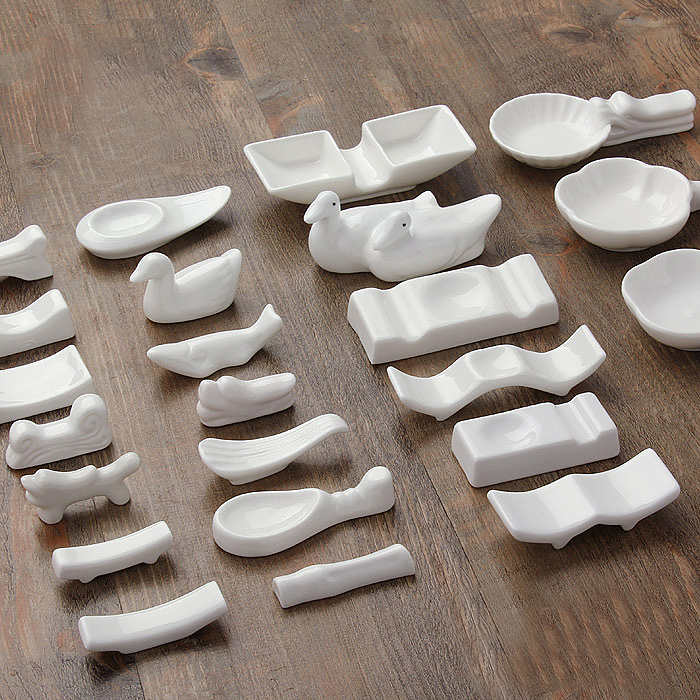 The shelf for chopsticks holds the soup spoon holds the pure white ceramic chopsticks holder chopsticks pillow dual-purpose shelf Japanese chopsticks