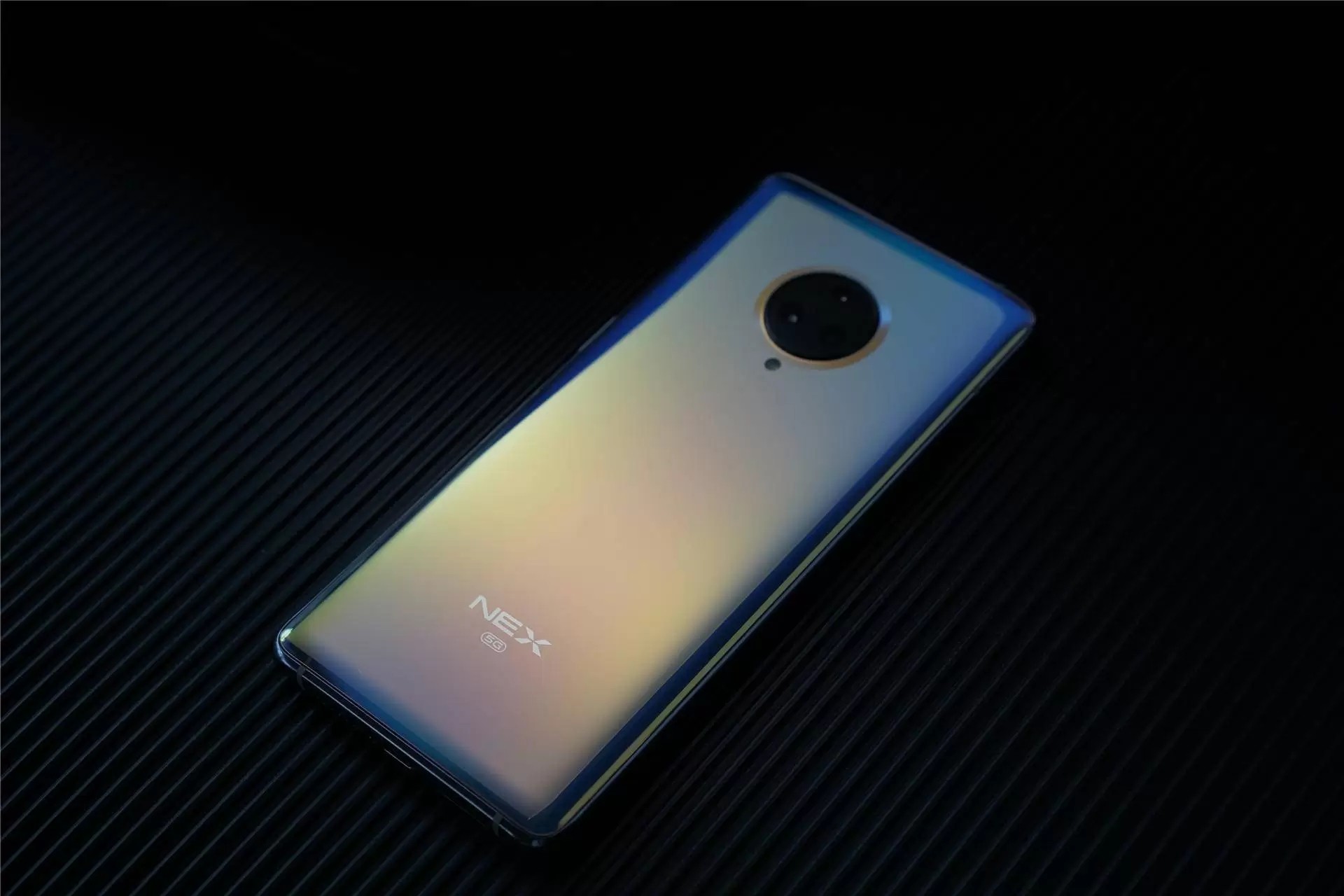 vivo手机屏占比例高达99.6%