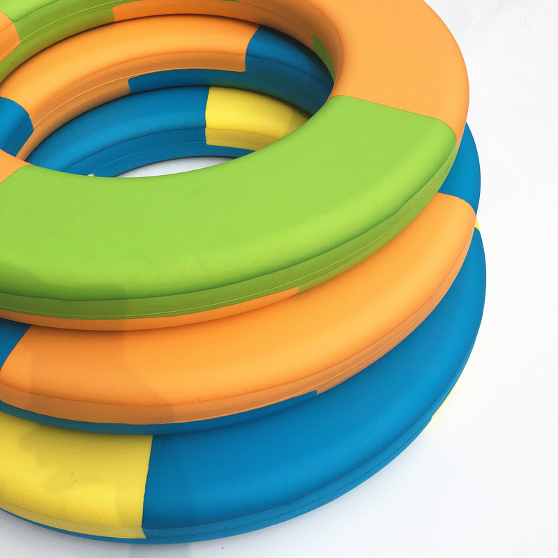 круг надувной пончик 120 см. надувной круг на пляже. круг надувной интекс 59258. большой надувной круг. круг для плавания bestway 91 см золото, 36127.