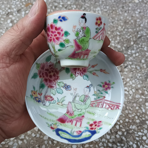 中国古美術品　清の乾隆時代　粉彩人物茶碗セット　ティカップ 東京都 文京区で中国の粉彩色絵作品（乾隆御製・大清乾隆年製