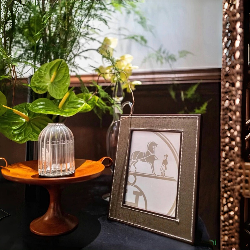 Pleiade Series Photo Frame Made of Natural Peach Wood with Smooth Calfskin Leather, Photo Display Stand, Gift, Can Hold 7inch Photos