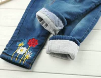 Quần cotton mỏng Cô gái mùa đông bé denim mềm mại Quần cotton mỏng trẻ em thêu hoa nhỏ Quần bé kẹp quần quần mông thú cho bé