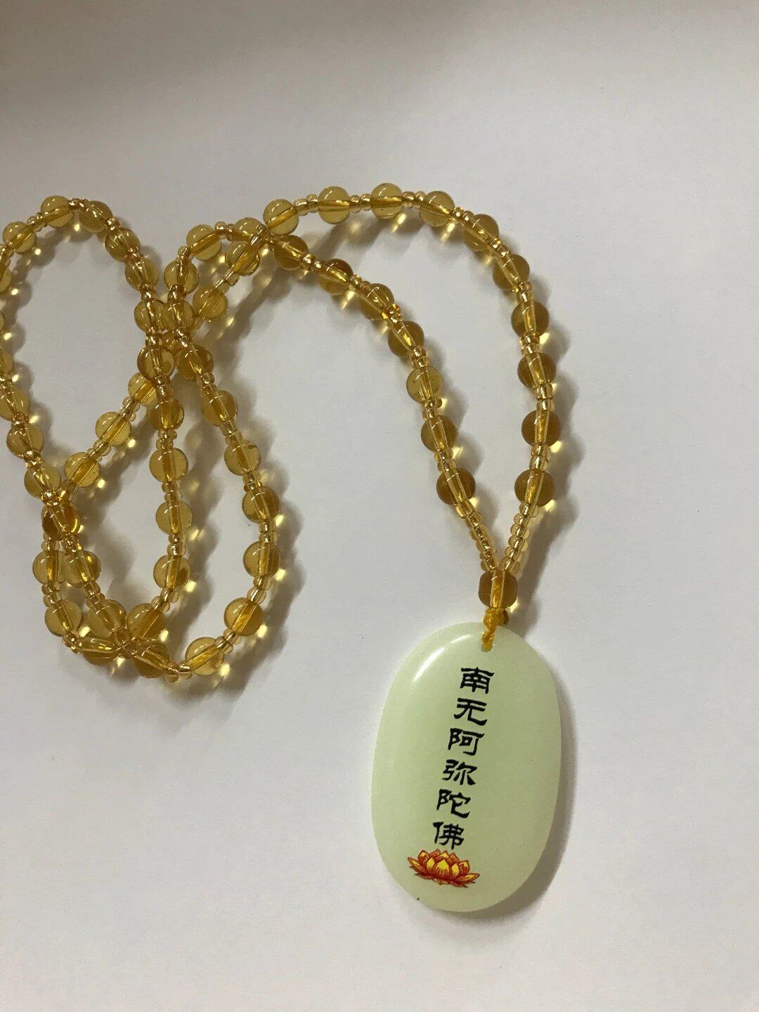 The chain subsues the light of the night Buddha.