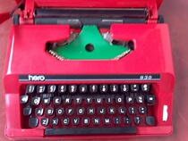 Hero hero brand red blue and white three-color 930 portable mechanical English typewriter color new 