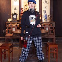 Struggle bar host Cai Shaofen with the same sweater personality hip-hop cartoon print top with plaid straight trousers women