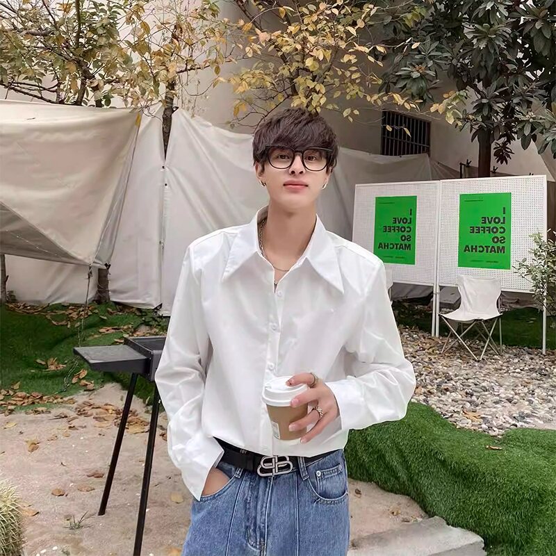 French-style white long-sleeved shirt, sophisticated design with tie and padded shoulders, men's shirt with a drape, unique style, large pointed collar, loose fit.