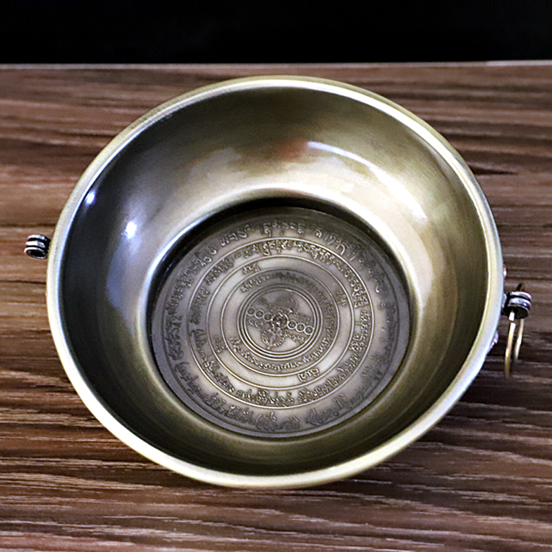 Tibetan legend has it that the two-eared mid-shade smoke offering plate is offered to the fire pot, and the upper and lower casters are provided on the furnace, and the ancient cyan fire offering plate