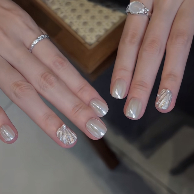 [Pearlescent Shell Pattern] Internet-Famous Mermaid Three-Dimensional Embossed Shell Matte Milky White Soft Light Cat-Eye Nail Art, Short Style That Enhances Complexion