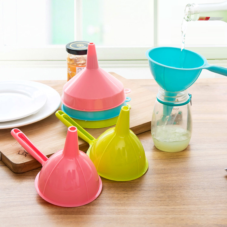 Colourful multi-purpose plastic funnel large long handle small kitchen soy wine pot liquid packaging tool