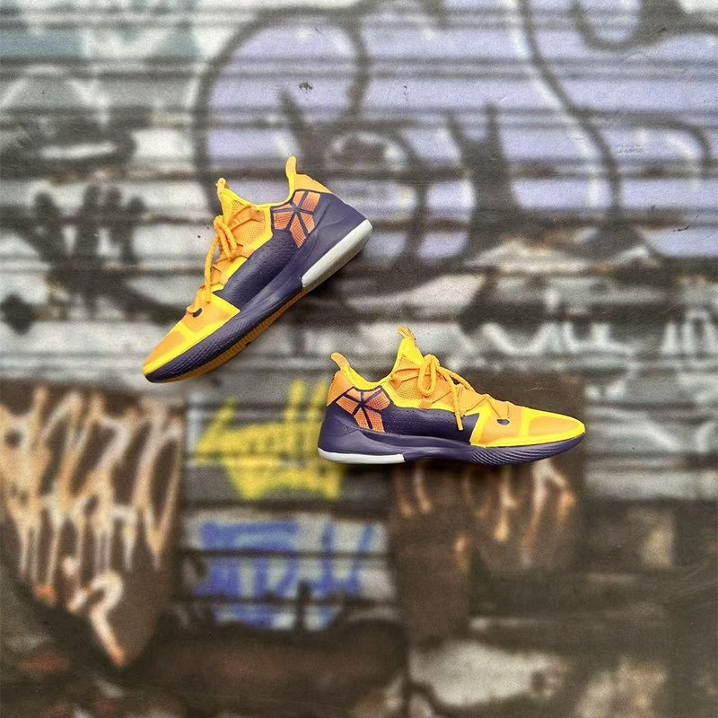 Non-Eb 1/6 Nba Basketball Kobe Lakers Home Color Scheme Sneakers Shoe Model in Stock