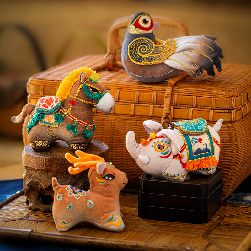 Aka hand-embroidered diy material package Asian elephant fabric doll portable pendant self-embroidered mascot decoration