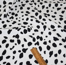Small cow point black and white piece of artificial cotton fabric Xia Liang clothing childrens bedding clip quilt fabric cotton silk silk cloth