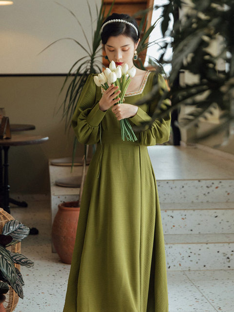 Avocado green dress French retro long skirt 2022 new spring advanced design sense niche square collar skirt