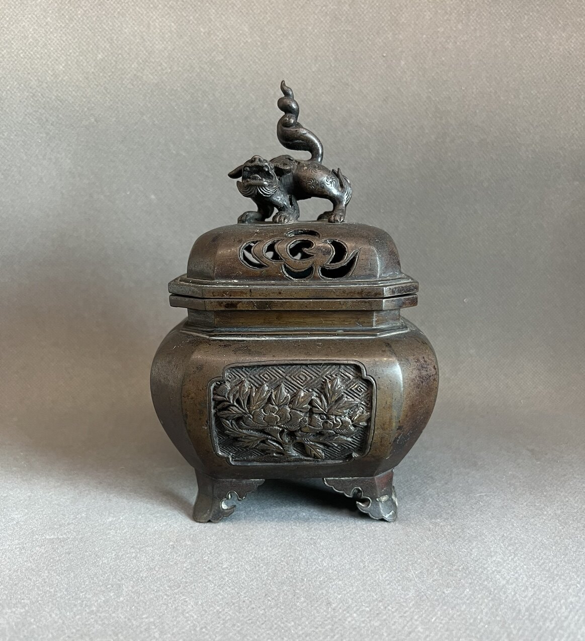 香爐，明治金工長谷川摄津掾晴定作古銅製，極細工，高11cm幅20cm重1600克 香爐，明治金工長谷川摄津掾晴定作古銅製，極細工，高11cm幅