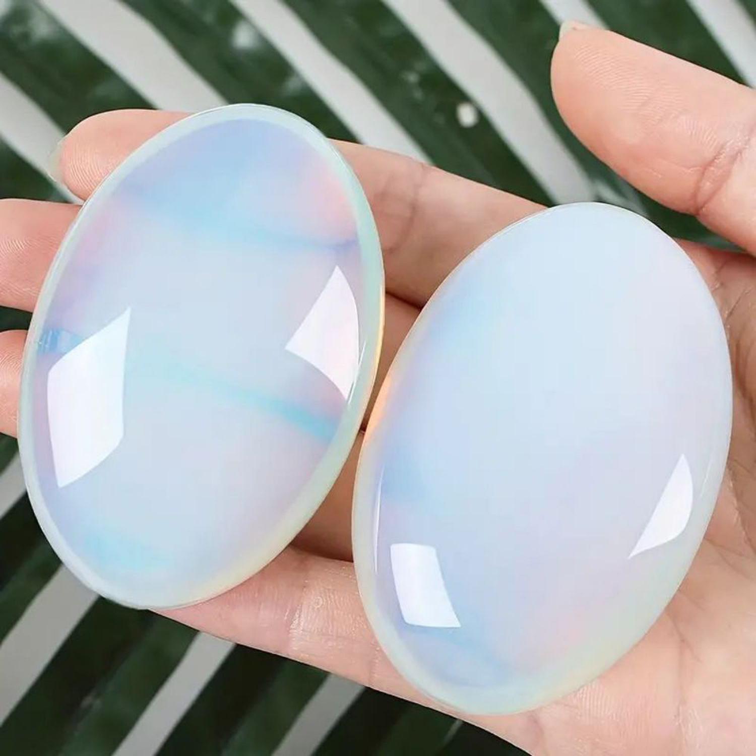 オーバル型の人工オパールハンドピースは磨かれて滑らかで、天然の原石の装飾品やクリスタルストーンと一緒に持って遊ぶのに最適です。