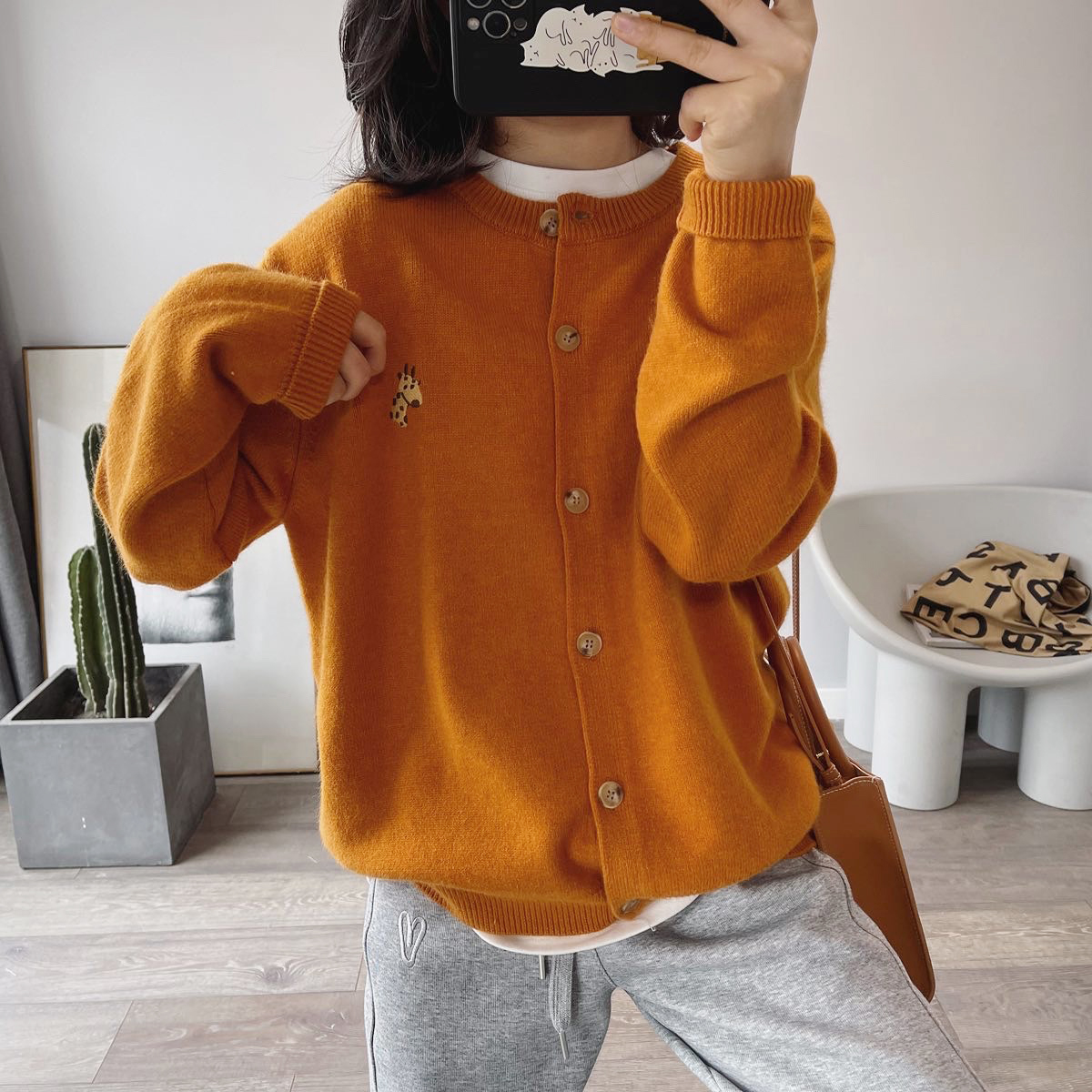 Small deer embroidery round collar knit cardio-hoodie woman early spring new Korean version laminated wearing loose single row of buckle 100 lap sweaters jacket